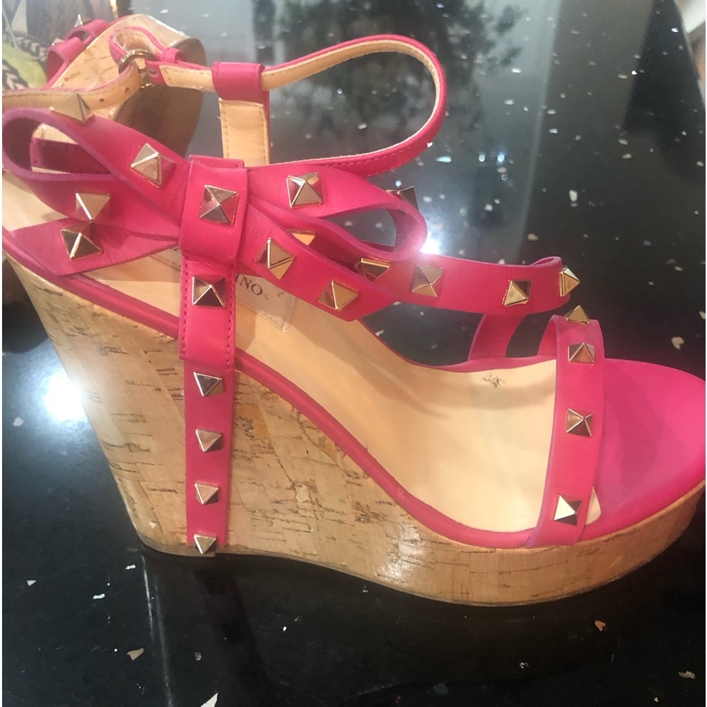 VALENTINO Garavani Fushia Rock Wedge